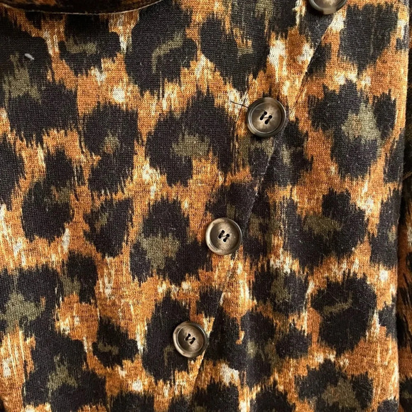 NOTATIONS~ WOMANS CHEETAH PRINT BLOUSE~ LG - Picture 3 of 8